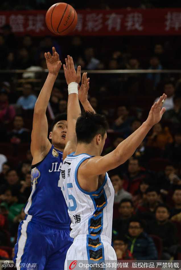 孙悦持球组织进攻沉着冷静，他放眼全场调度队友，既是外线最可靠的炮台，也是串联球队进攻的顶级发起点，彰显了组织前锋的大局观。