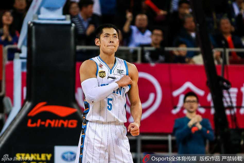 伊朗中锋哈达迪内线强攻得手后怒吼庆祝，北京队莫里斯与其纠缠倒地，裁判紧急介入，场面火药味十足。