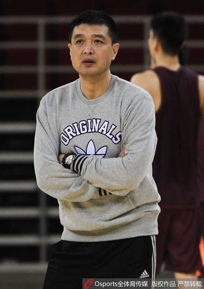 莫里斯弯腰捡球后随手将球拨给队友，训练中的小细节透着轻松与默契。