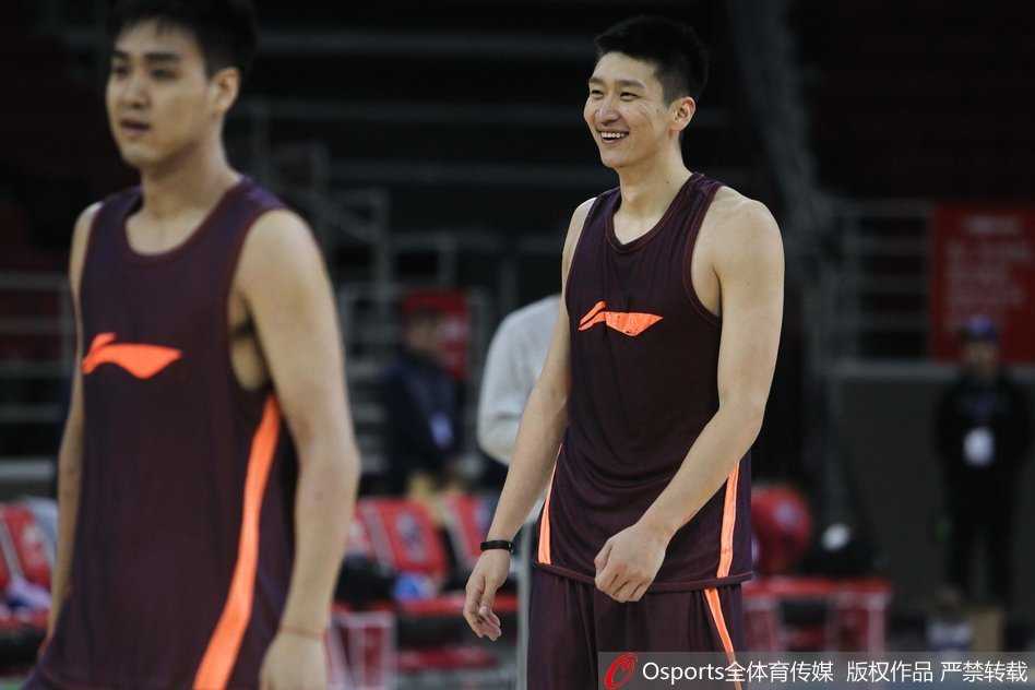 方硕在训练中运球突破，眼神坚定，小鲜肉正逐渐成长为球队值得信赖的新星。