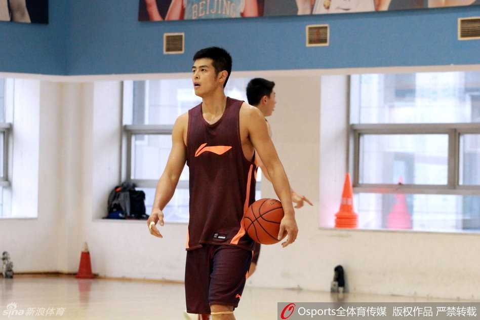 队长吉喆在篮下进行着认真的低位防守练习，汗水浸透了他的训练服，眼神中透露出坚毅与果敢。身为球队的内线中坚，他每一次的全力以赴都是为了在禁区筑起一道铜墙铁壁。