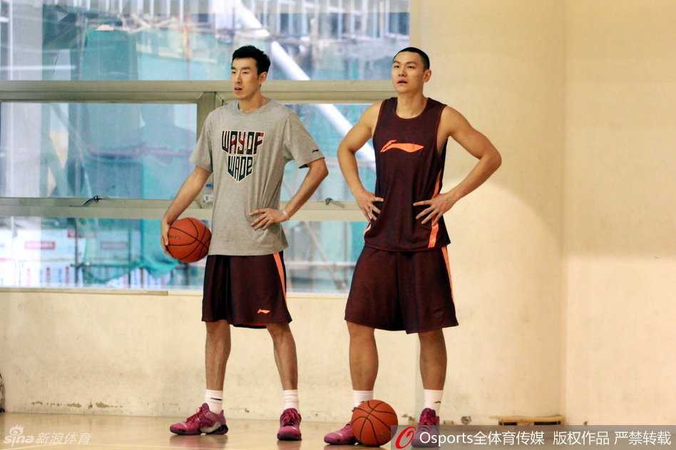 主教练闵鹿蕾与助教李伟、内线大将朱彦西一同在场边督训。闵指导神情专注地指挥着场上的训练，朱彦西则在恢复中仔细聆听，新赛季的战术板正在他们的脑海中逐渐成形。