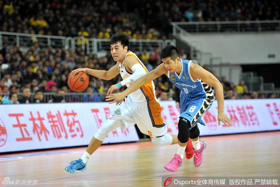 莫里斯面对着身高臂长的哈达迪毫无惧色，他弯腰曲背，用核心力量死死抵住对手，眼神中透露出不容侵犯的强硬与专注。