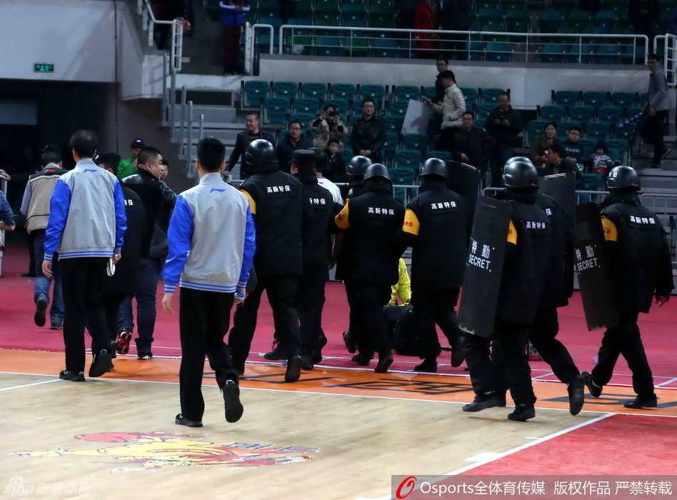 孙悦如同天降神兵，用一记势大力沉的盖帽拒绝对手的上篮，他腾空而起的身姿和坚定的眼神，构筑了北京队最坚固的防线。