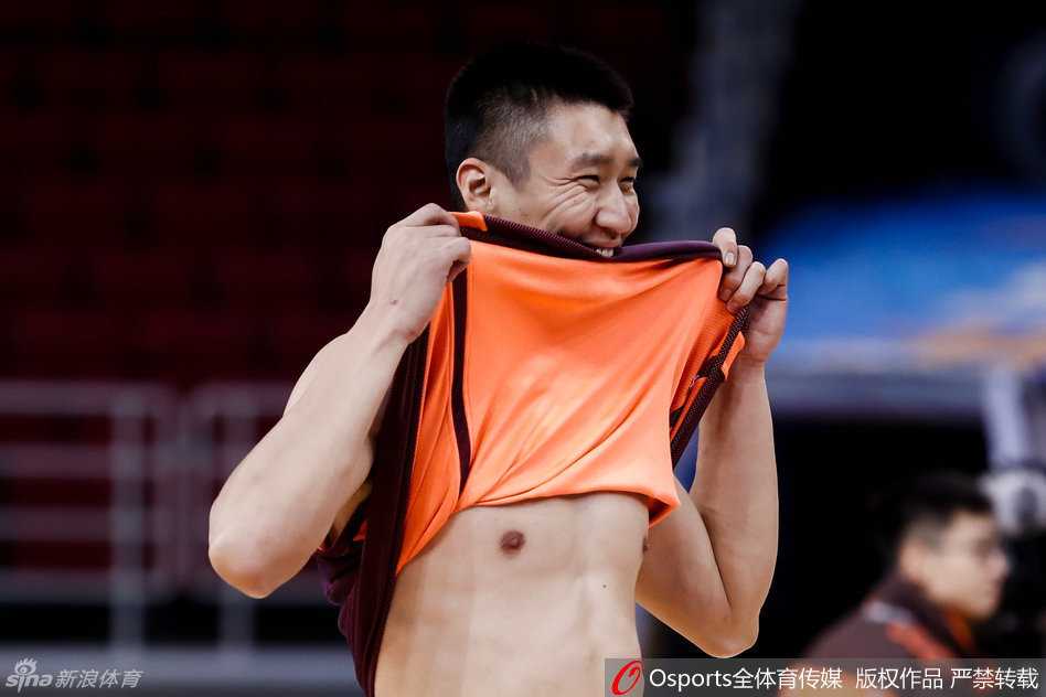 “大树”张松涛低位持球，虽然表情憨厚，但手上的动作可一点不含糊，准备在内线翻江倒海。