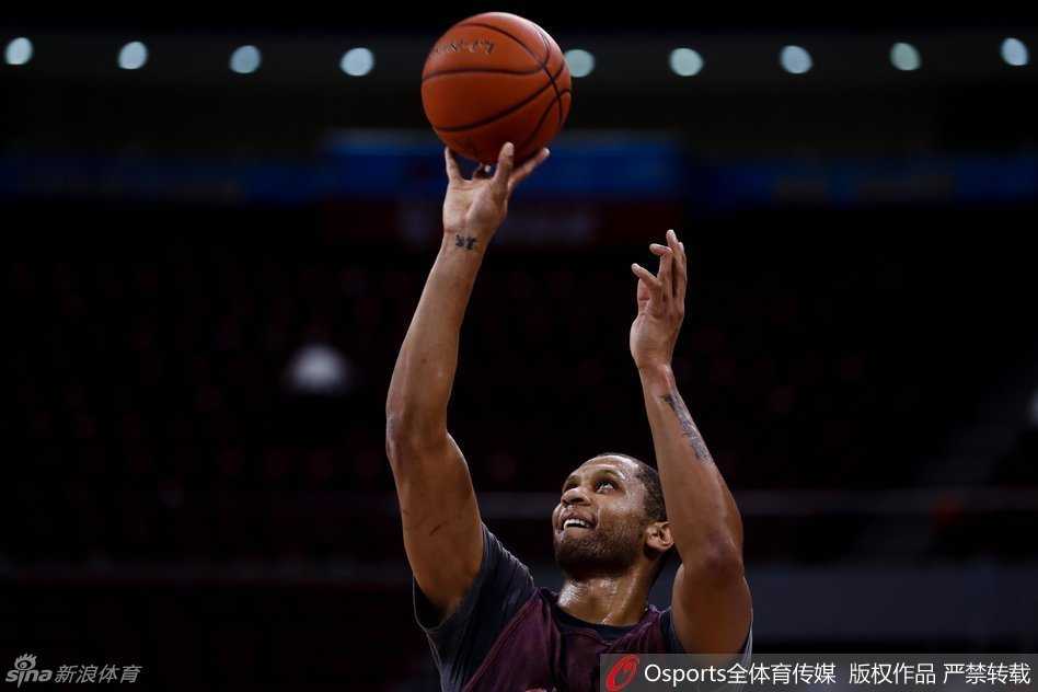 孙悦撩起背心秀腹肌，状态轻松，伤愈归来的他依然是那道最难逾越的移动长城。