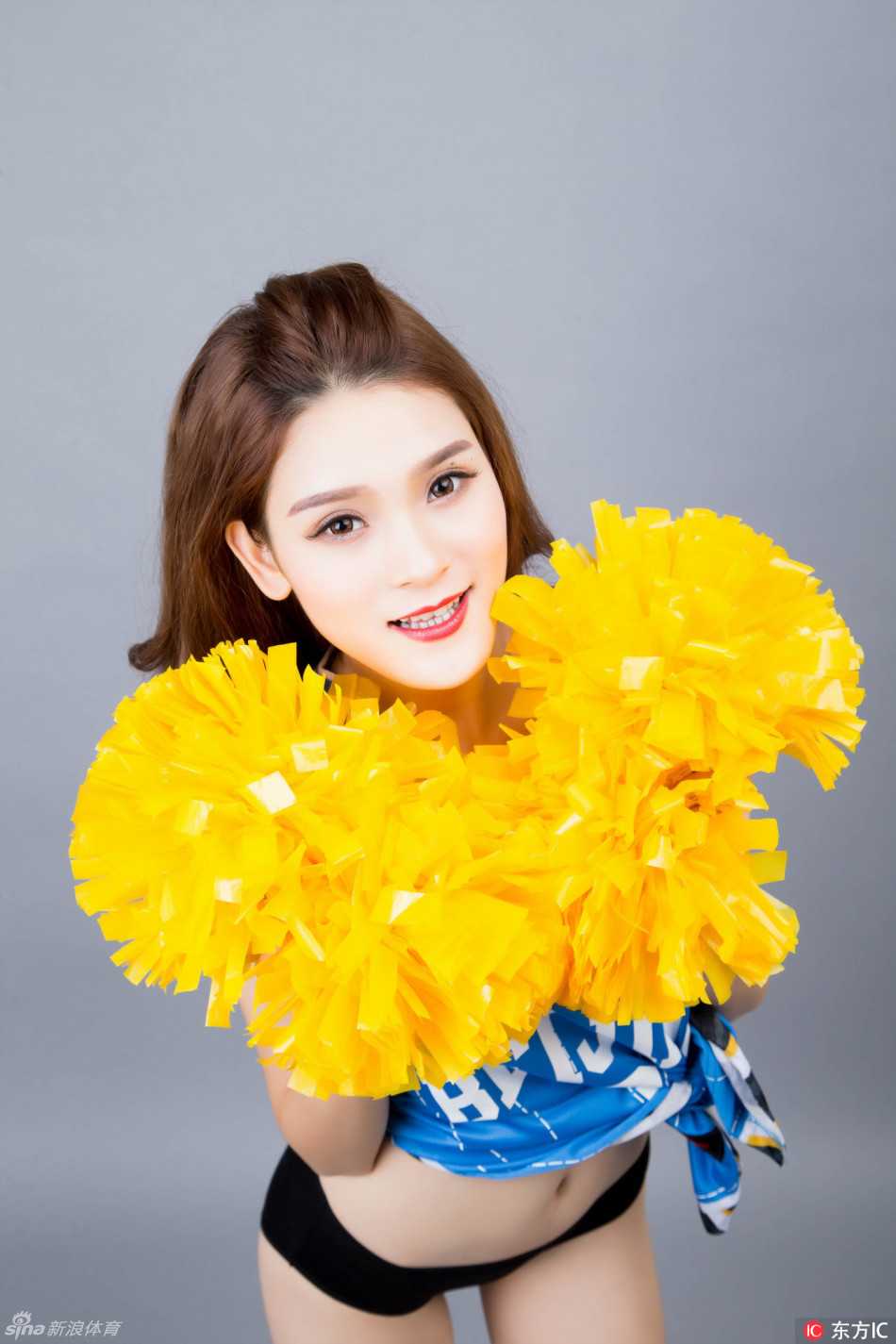 宝贝身着一字肩紧身舞衣，大秀迷人香肩与锁骨，动感热舞中发丝飞扬，充满张力的舞姿展现出火辣身材的无穷魅力