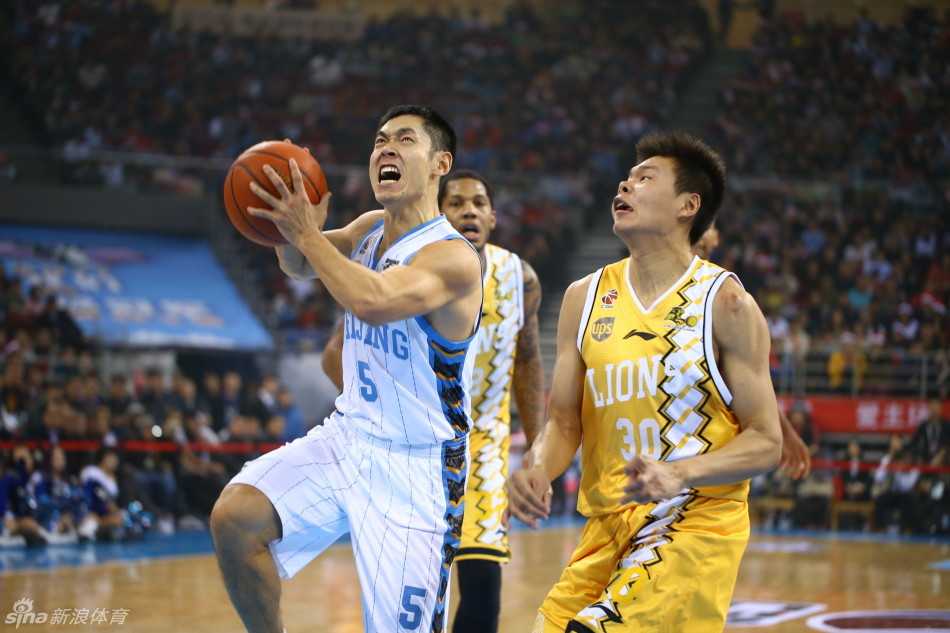 赵大鹏竭尽全力伸手干扰，却只能目送人称张三疯的张庆鹏在三分线外从容起手，皮克应声入网。