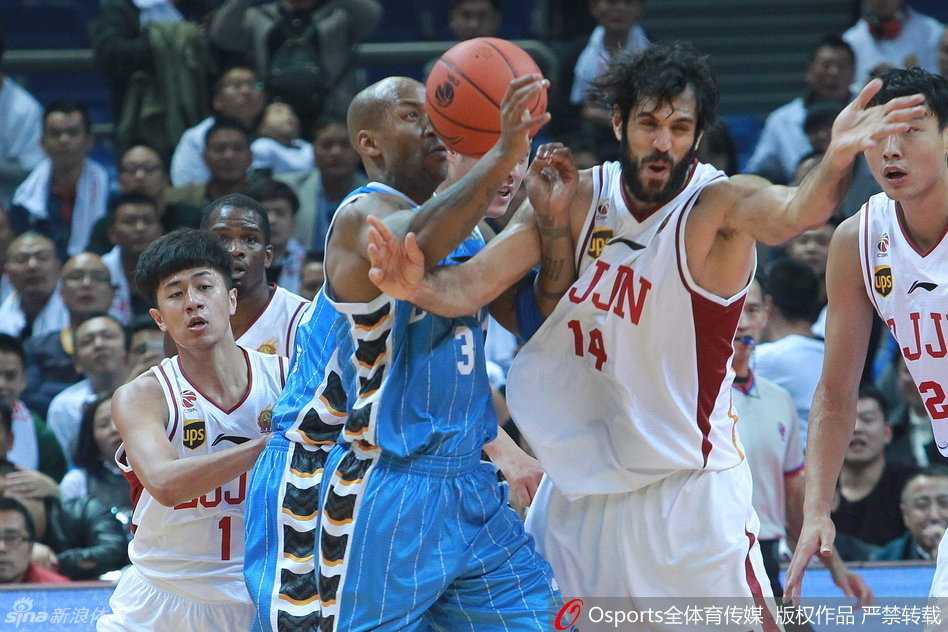 斯蒂芬·马布里怒目圆睁，冲着裁判挥动着手臂，脸上的青筋暴起，表达着对这次吹罚的强烈不满，队友们奋力阻拦。