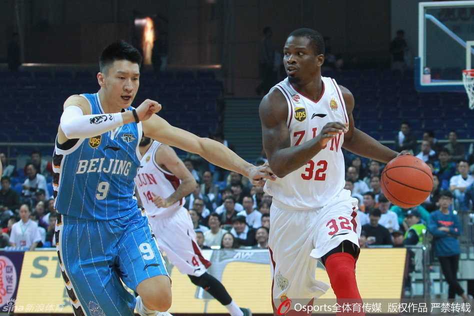 巴赫拉米犹如波斯弯刀，强行突破防线，在空中拉杆躲过封盖，指尖轻轻一挑将球送入篮筐，动作一气呵成。