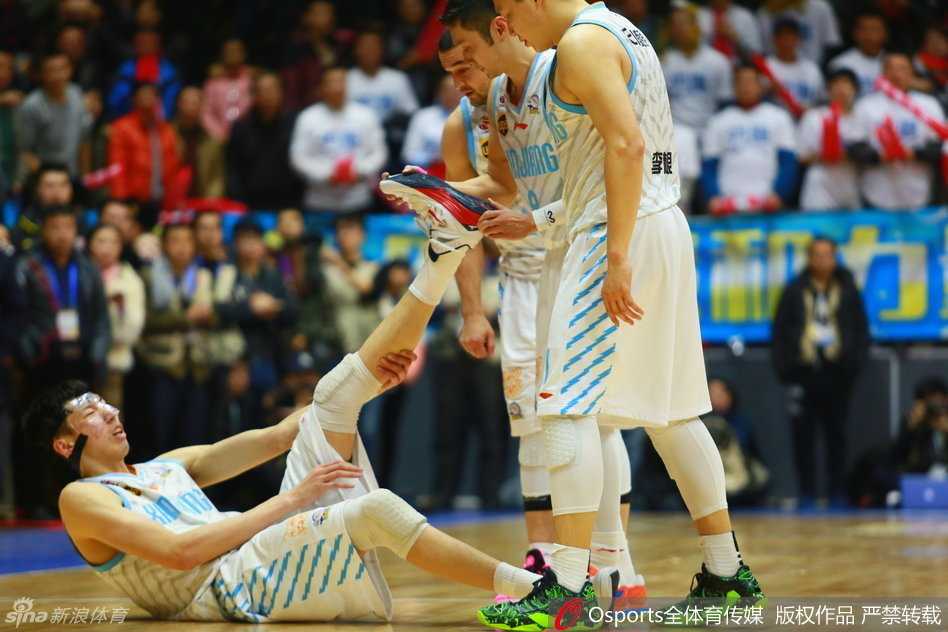 孙悦运球抬头，目光如炬，一只手高高举起，向队友明确地打出战术手势。他的领袖气质在这一刻尽显无遗，试图在混乱的局势中为球队梳理出进攻的章法。