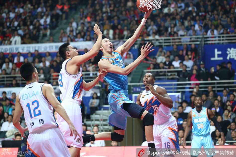 亚当斯犹如灵猫般瞬间启动完成抢断，他一边运球一边挥手指挥队友落位，眼神犀利地观察着场上瞬息万变的局势，组织起致命的反击。