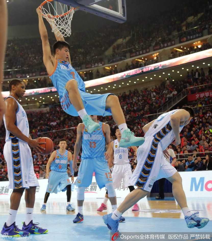 李根在漫天嘘声中稳稳命中罚球，眼神坚毅如铁，与看台上球迷复杂的神情形成无声的对话。