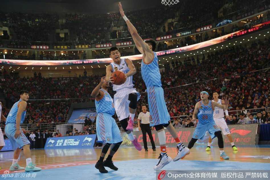 周琦高高跃起遮天蔽日，单手将对手的上篮扇飞，他那修长的身形在灯光下如同大漠孤烟般挺拔。