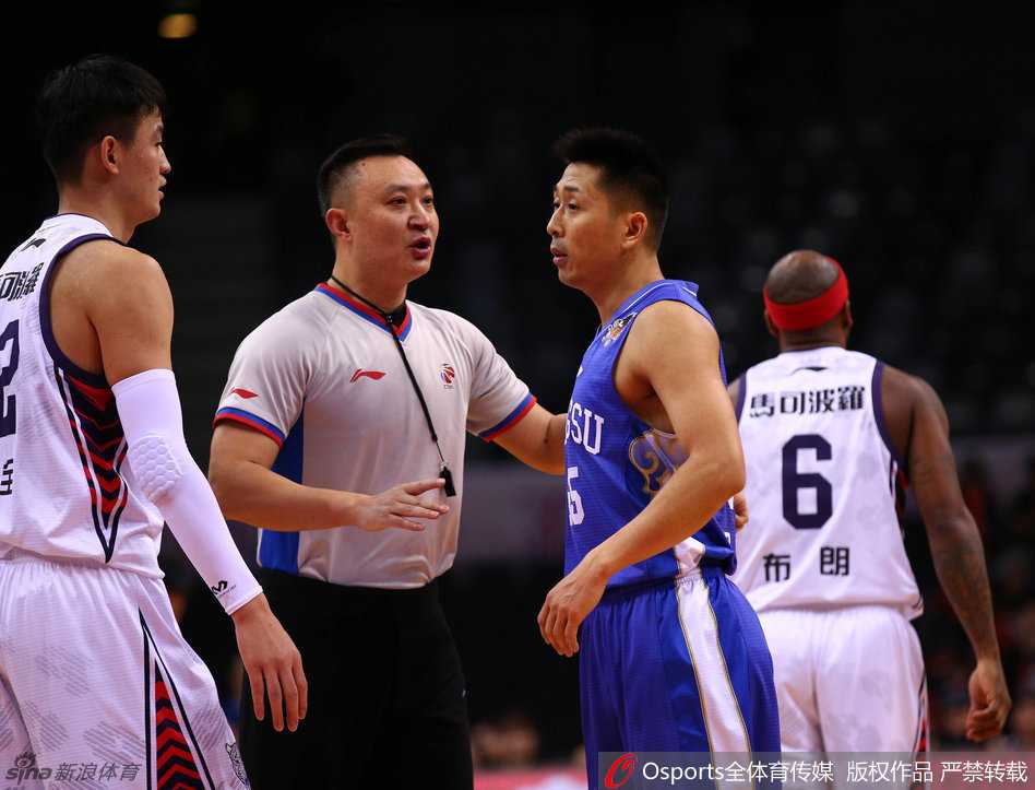 比赛结束后，获胜球队的球员们聚在一起忘情庆祝，汗水与笑容交织在一起