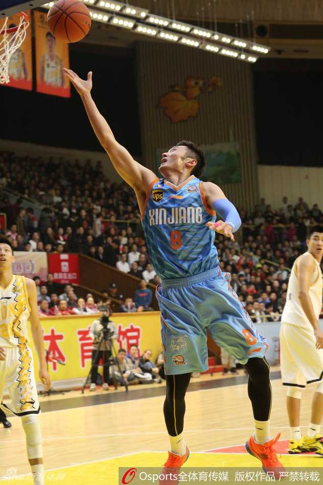吴楠在快攻中高高跃起，身体在空中舒展开来，动作飘逸地将球送入篮筐，充满美感。