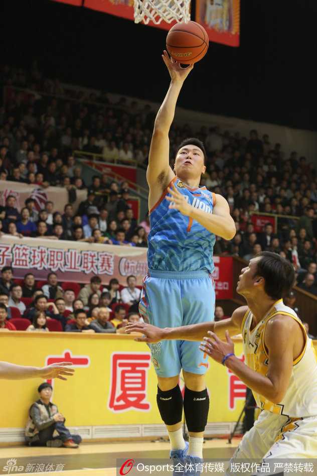 李根利用强壮的身体倚住防守，手腕柔和地将球挑向篮筐，完成了标志性的强力上篮。