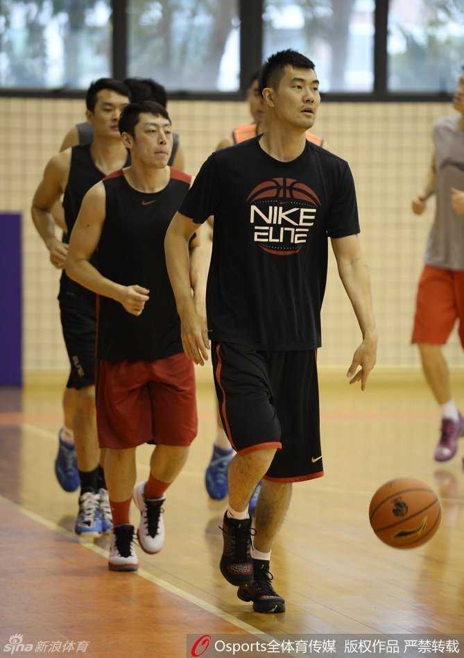 迪奥古与易建联在篮下击掌庆祝，两人肌肉紧绷的臂膀交汇，仿佛筑起了广东队内线的禁飞区，连空气里都弥漫着铁血的气息。