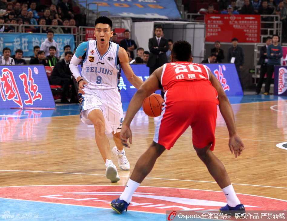 孙悦如同一条游龙，利用队友掩护高速杀入禁区，面对补防球员毫无惧色，展现了其强大的突破能力和攻击篮筐的决心。