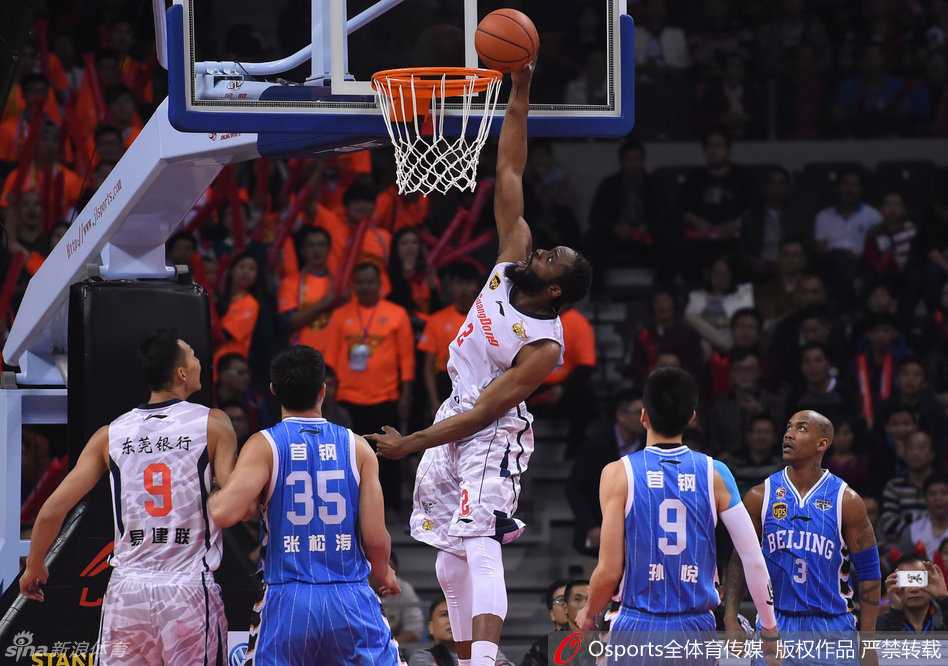 猎豹陈江华目光如炬，冷静观察场上局势，准备送出精妙传球