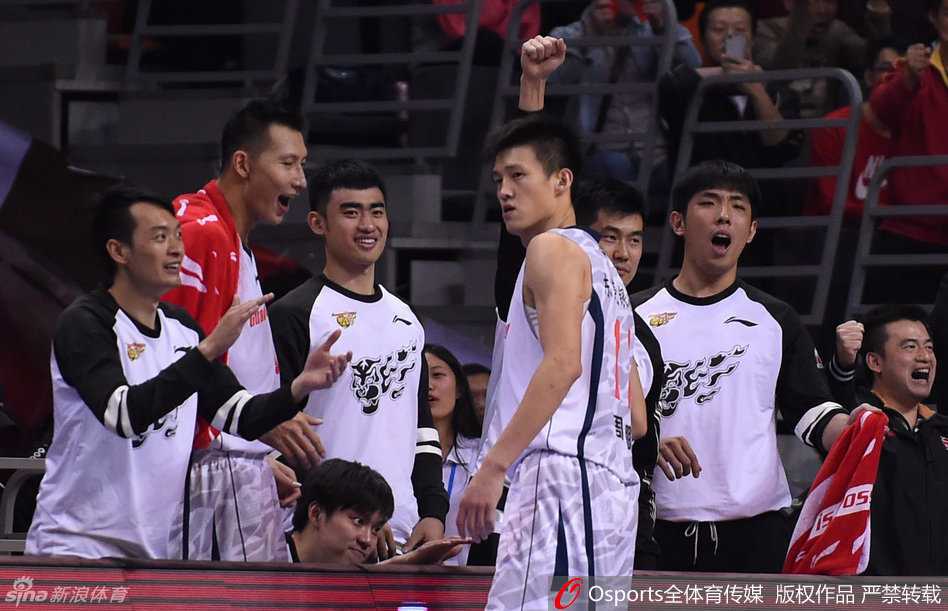 易建联遭遇北京队双人包夹，毫无惧色，霸王硬上弓强势进攻