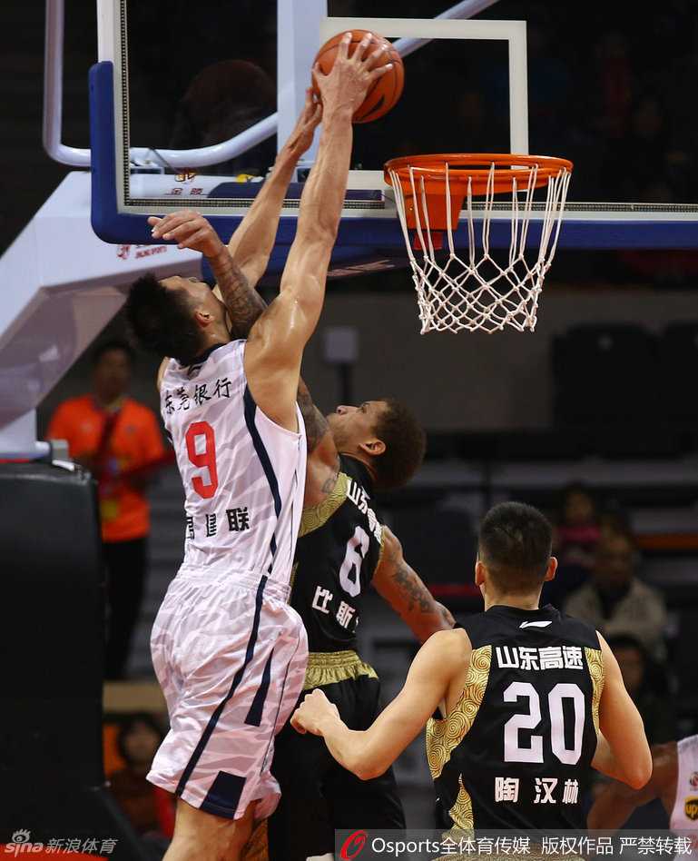 易建联如天神下凡，高高跃起单手劈扣，对手只能无奈仰望其背影。