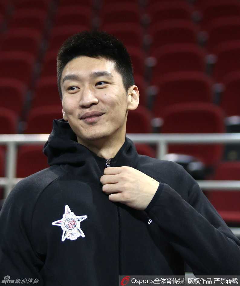 北京首钢核心孙悦在训练场边神情放松，嘴角含笑，仿佛与队友聊到了什么趣事，举手投足间尽显见惯大场面的从容与自信。