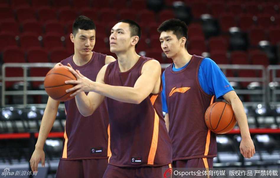 功勋教头闵鹿蕾手执教鞭，目光如炬地注视着场上发生的一切，他那标志性的紧张神情背后，是对胜利近乎偏执的渴望与运筹帷幄的智慧。