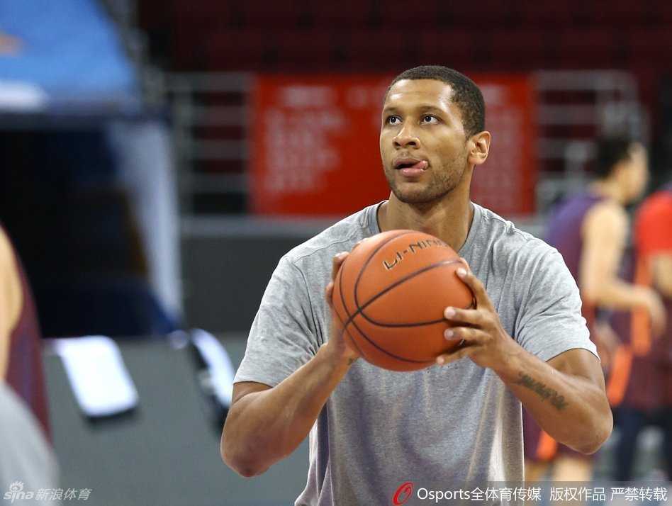 山东队外援比斯利在训练中突然熊抱住队友丁彦雨航，搞怪的两人开怀大笑，这亲密的一幕展现了当时球队内部轻松融洽的备战氛围。