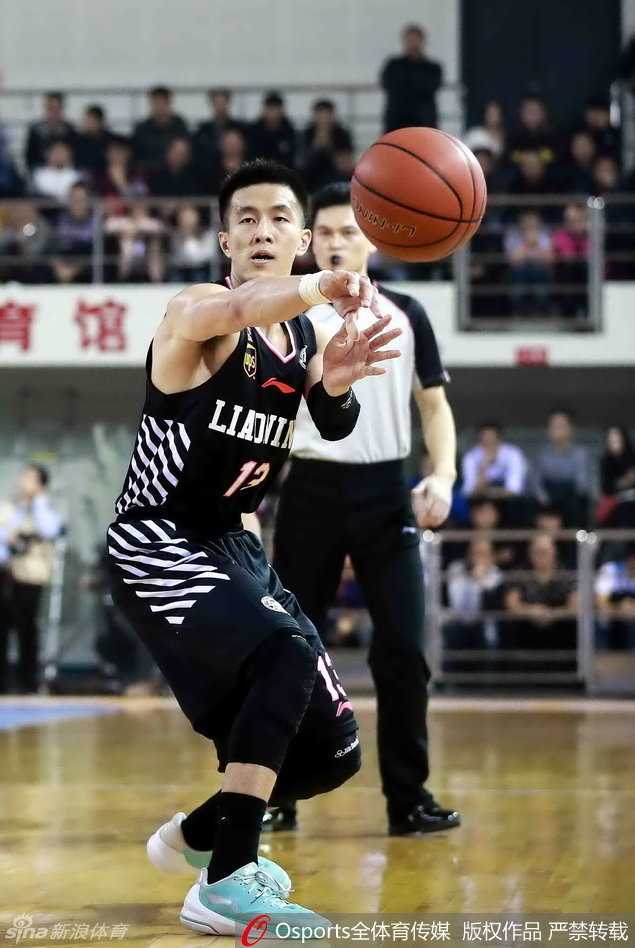 郭艾伦快速推进发起反击，灵动的身影正如辽宁队的发动机，充满了青春的活力。