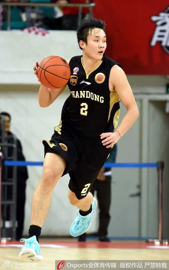 弗雷戴特出手三分瞬间，篮球在空中划过美妙弧线，这位上海队的得分机器眼神坚毅。