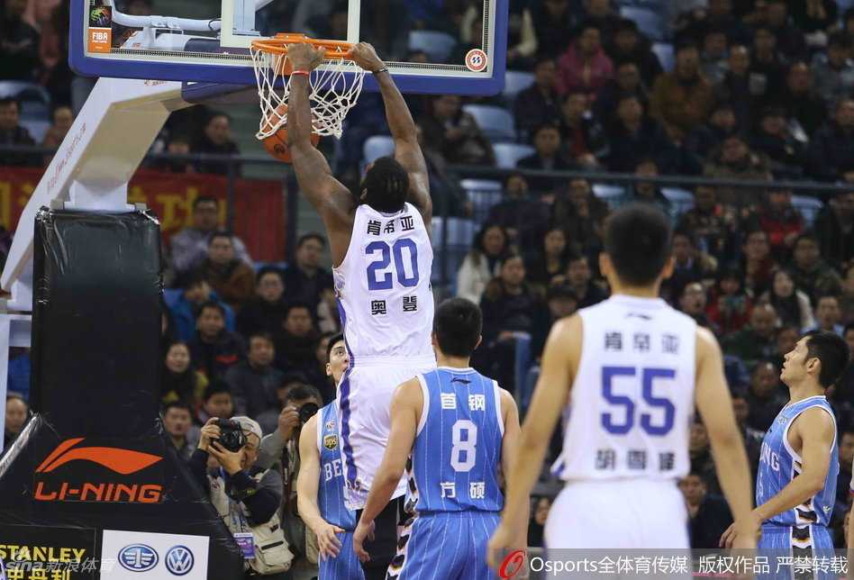 闵鹿蕾在场边紧握双拳，张大嘴巴神情焦虑地指挥防守，额头上的皱纹里仿佛都刻着比赛的紧张。