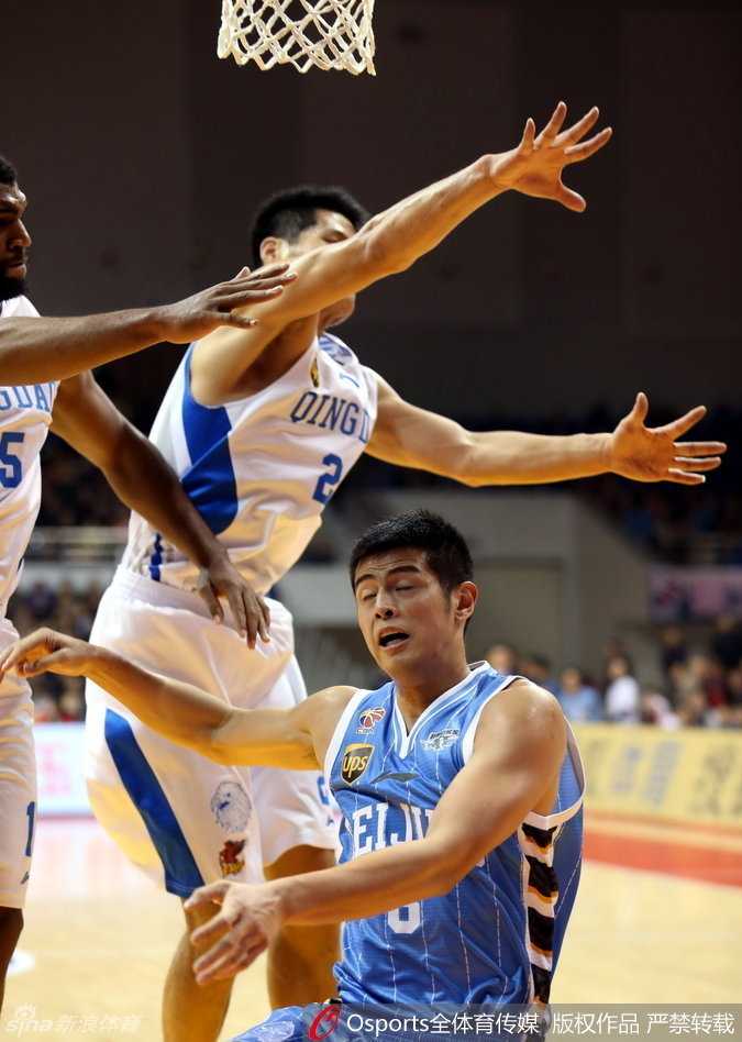 赛后，莫里斯拉起倒在地上的马布里，两人眼神交汇，无需言语。在这片充满硝烟的战场上，唯有彼此的扶持是最坚实的依靠。