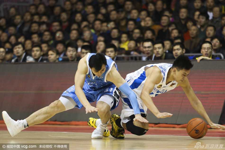 北京队替补球员常林在场边目睹激烈判罚，表情极度夸张，张大的嘴巴和瞪圆的眼睛透露出他对场上局势的惊讶与担忧。