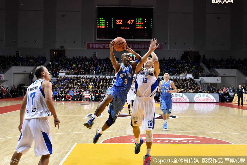 斯蒂芬·马布里眼神坚毅，面对青岛队的重重防守，他如闪电般强行突破，经典的“老马上篮”姿势点燃了全场球迷的激情。