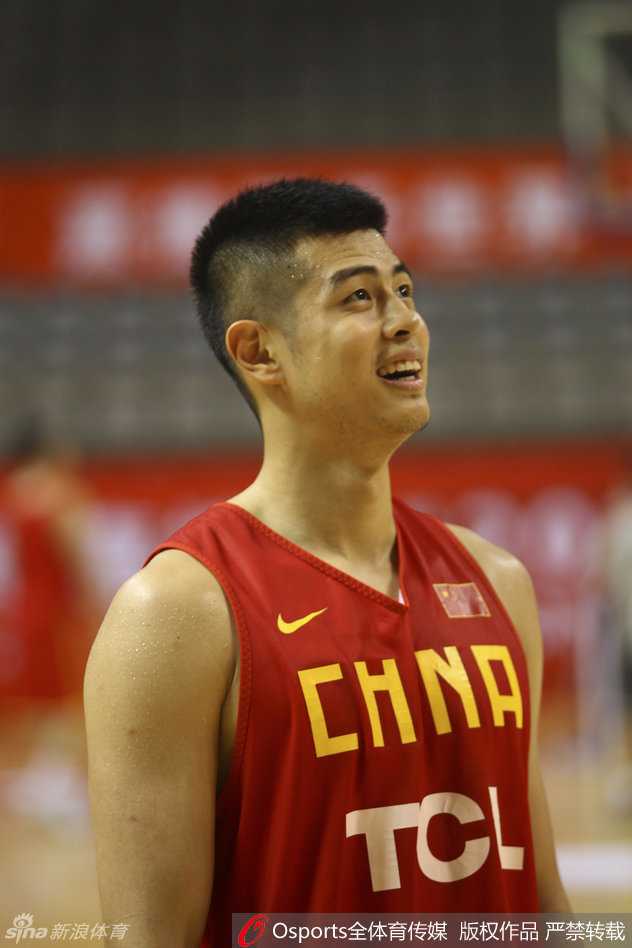 看着队友们的搞怪互动，方硕脸上浮现出一丝神秘而自信的“蜜汁微笑”，似乎一切尽在掌握，又仿佛在酝酿下一次精彩的过人。