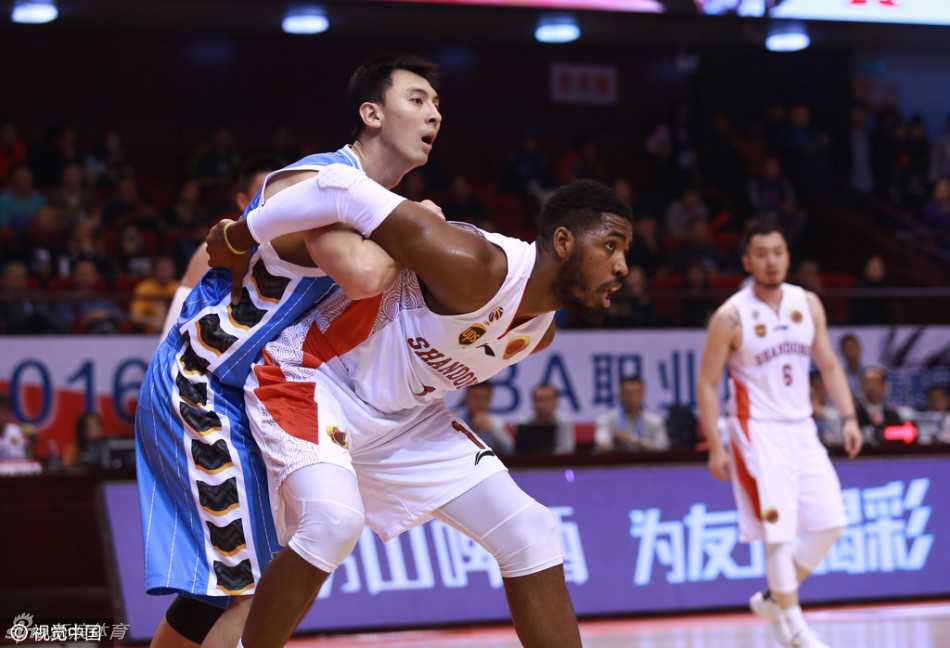 翟晓川在边线附近背身护球，他张开双臂，用身体完全挡住身后的防守者，眼神警惕地寻找传球路线。