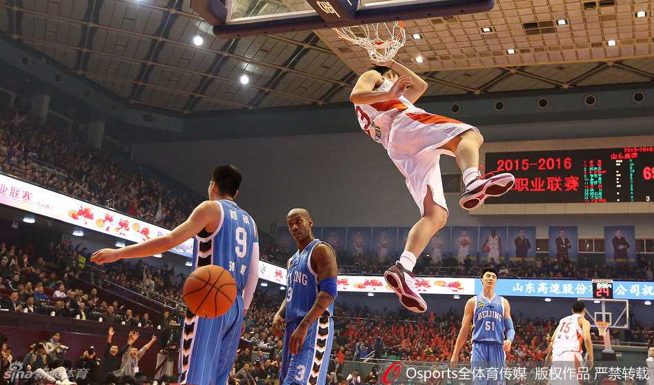 丁彦雨航在两名北京队员头顶完成势大力沉的双手暴扣，眼神中闪烁着无畏的杀气，整个篮架都在颤抖。