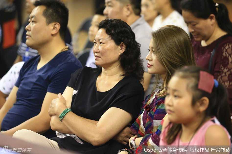 看台上的亲友团神情各异，有的举起手机记录精彩瞬间，有的紧张地握紧拳头，沉浸在这激烈的中美对抗氛围中。