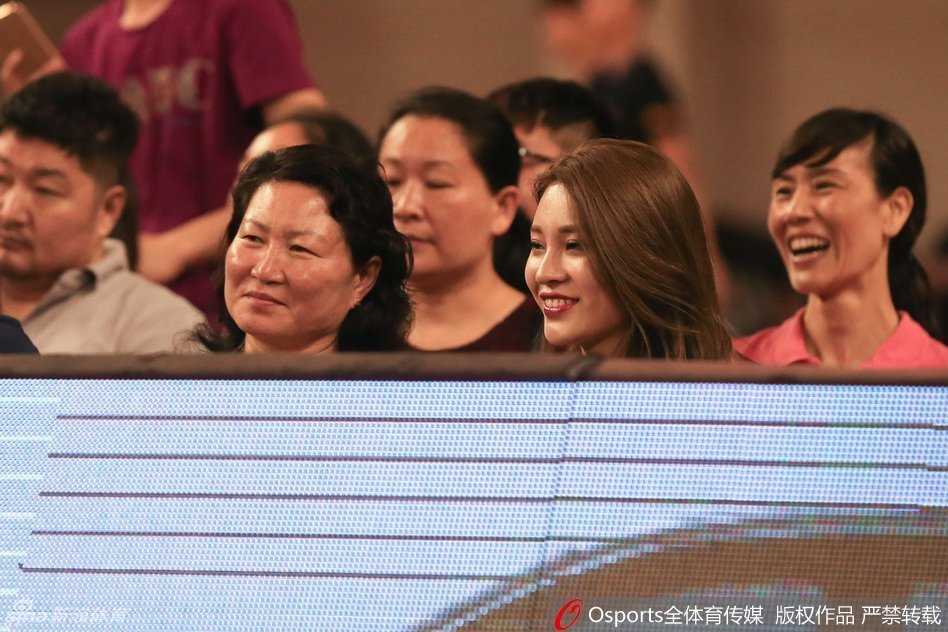 比赛暂停间隙，李根抬头望向观众席亲友所在的方向，似乎在用眼神与家人进行无声的交流，传递着安心与信心。