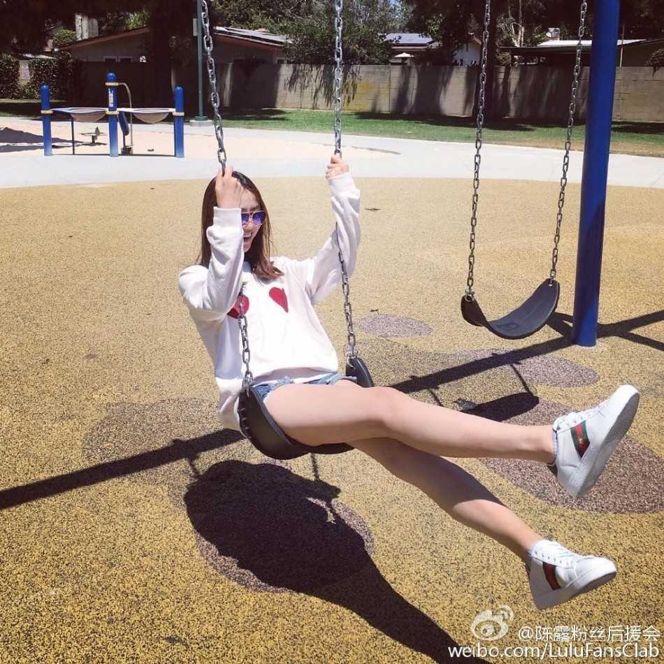 陈露双手轻插口袋，微微昂首望向远方，一双超模级别的美腿笔直挺立，整个画面充满了故事感——那是属于她的T台，也是属于她的人生大道