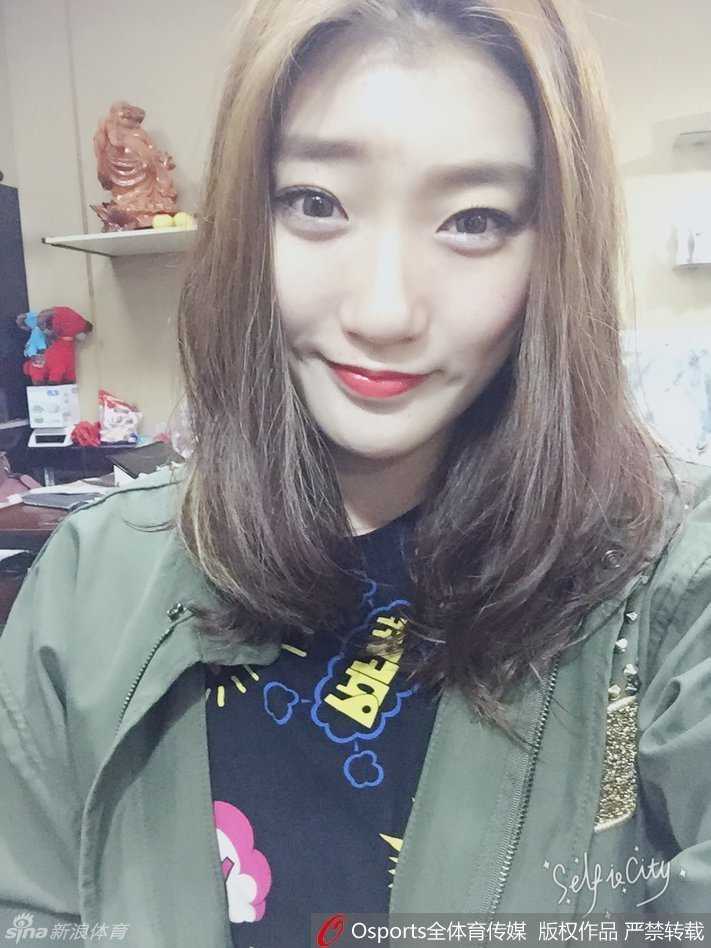 李梦在镜头前戴着可爱的框架眼镜，眼神温柔地看向一侧，卸下赛场的杀气，展现出邻家女孩般的清新气质。