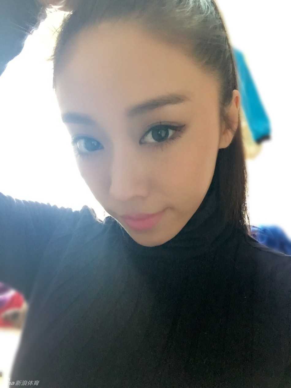 生活中的她亦有霸气外露的一面。干练的着装，坚定的步伐，即使身处人群中也自带强大气场，展现出霸道女总裁的迷人风采。