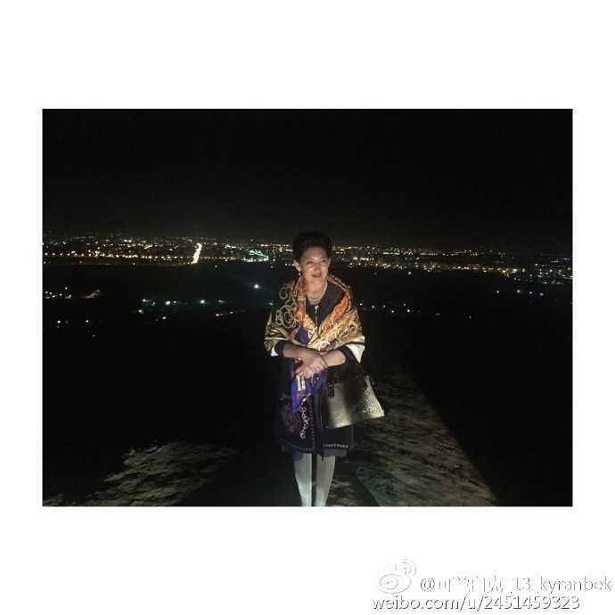 度假中的可兰白克与家人温馨互动，眼神中流露出对家人的疼爱与珍惜