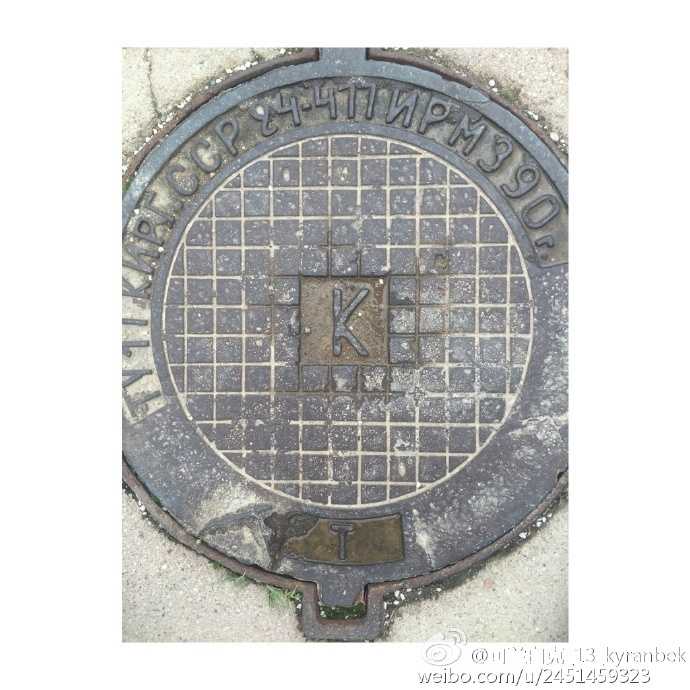 镜头特写可兰白克与家人紧紧相握的手，无声传递着深厚的亲情与支持