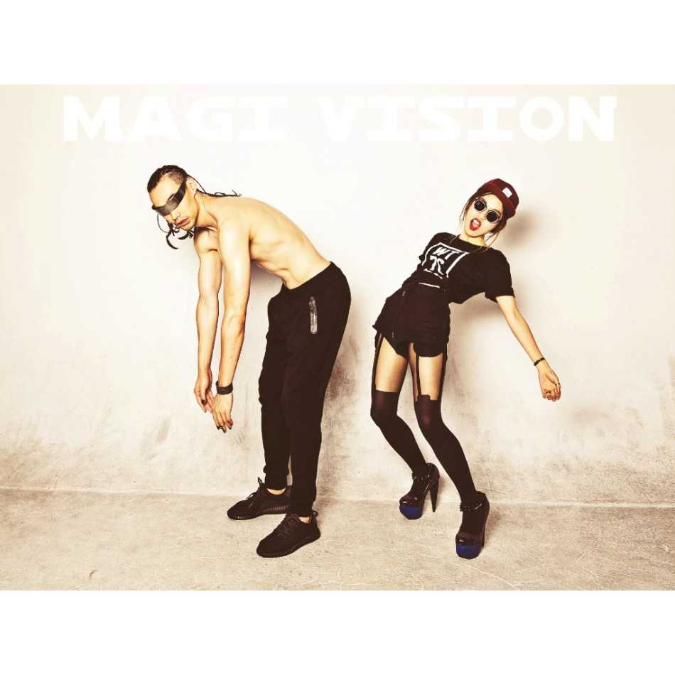 孟达身着深色休闲外套，单手扶着栏杆，身体微微倾斜，姿态放松而自信，仿佛在自家客厅般随性自在。