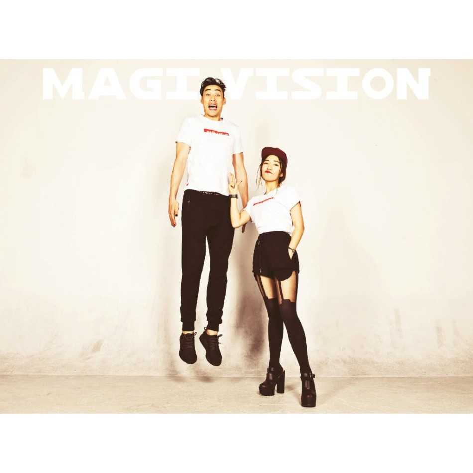 孟达近距离特写，脸部轮廓分明，眼神坚定有神，皮肤在柔和的光线下显得格外健康，展现出成熟男性的独特魅力。