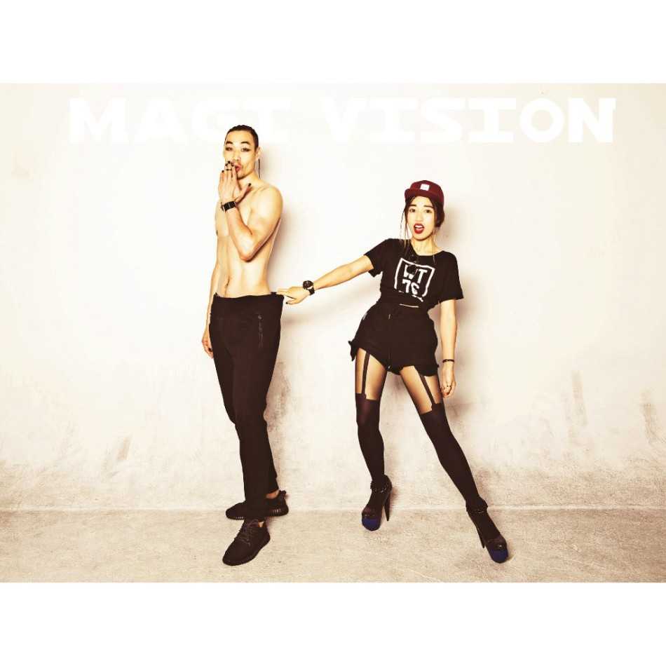 孟达身穿印花连帽卫衣，搭配个性项链，双手插兜，表情酷帅不羁，完美诠释了运动休闲风的潮流感。