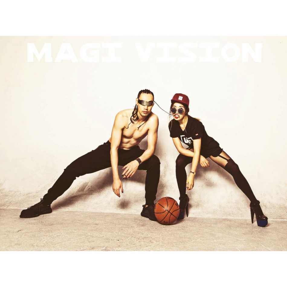 孟达身穿深色夹克搭配牛仔裤，坐在地上，双手交叠放在膝上，眼神深邃，营造出一种成熟稳重的电影质感。