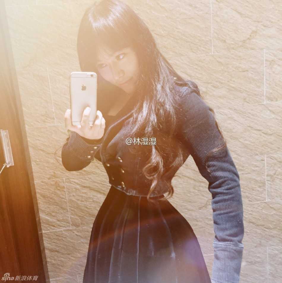 林湿湿在健身房内对镜自拍，展现锻炼后紧致的肩部线条与若隐若现的马甲线，汗水是她努力的勋章。